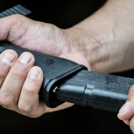 mag932-blk_magpul_gl_enhanced_magazine_well_glock_17_gen4_05_1.jpg