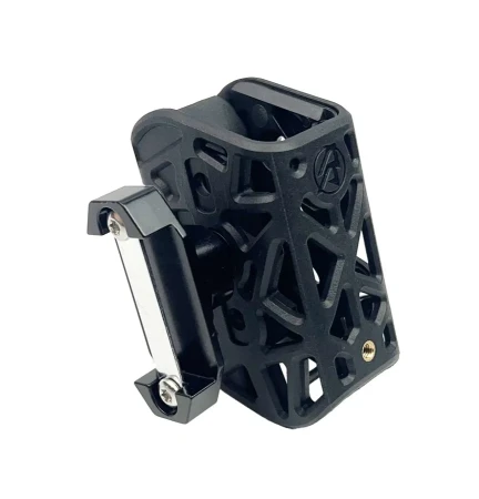 Ładownica IPSC DAA X Ray Polimer Pouch, czarna. Widoczny montaż do pasa strzeleckiego.