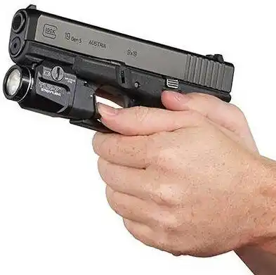 Latarka taktyczna Streamlight TLR-7 X USB - 500 lm. Prezentacja montażu na pistolecie Glock 19.