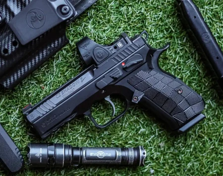 CS_LOK_Grips_Palm_Swell_Gridlok_Black_CZ_Shadow_Compact_Carry_03.webp