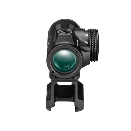 Kolimator Vortex Triumph 2 MOA na białym tle. Widok od tyłu. Zamontowany jest na wysokim montażu picatinny. Z prawej strony widać pokrętło do regulacji jasności znaku celowniczego.