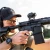 Kolimator karabinowy Vortex Triumph 2 MOA zamontowany na karabinku AR15 trzymanym w dłoniach przez strzelca.