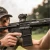 Kolimator karabinowy Vortex Triumph 2 MOA zamontowany na karabinku AR-15 trzymanym w dłoniach przez strzelca.