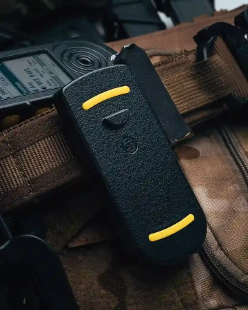 Montaż magnetyczny U-Grip timera SG2 na pasie strzeleckim.