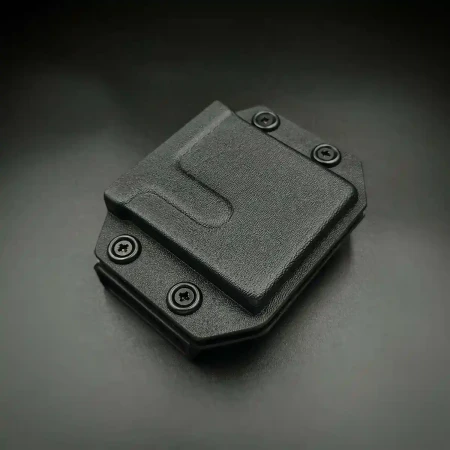 Ładownica karabinkowa Doubletap Gear Narrow Kydex OWB od zewnątrz na ciemnym tle.
