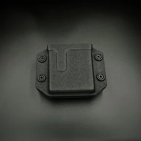 Czarna ładownica z kydexu Doubletap Gear od zewnątrz na ciemnym tle.