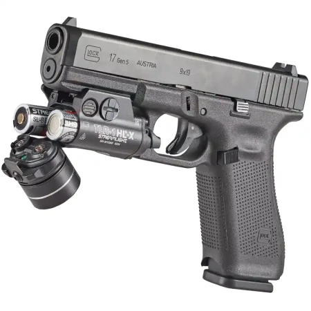 Streamlight_TLR-1_HL-X_USB z otwartym przedziałem bateryjnym, zamontowana na broni.