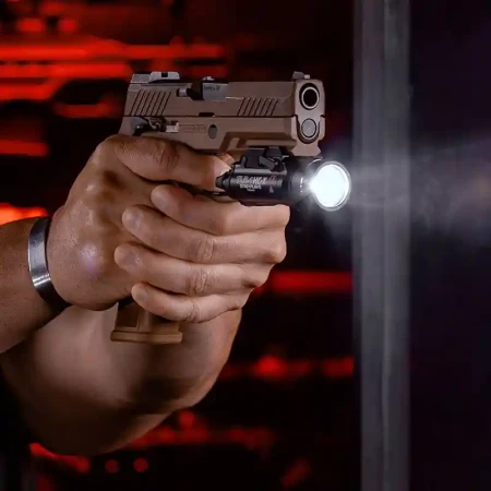 Streamlight_TLR-1_HL-X_USB zamontowana na pistolecie Sig Sauer.