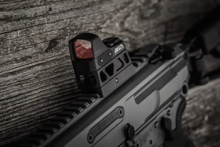 Kolimator Delta Optical Stryker 4MOA na montażu umieszczonym na broni.