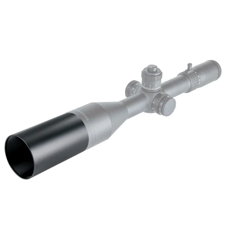 Luneta taktyczna Delta Optical Stryker HD 4,5-30x56 FFP LRD-1T z założoną osłoną przeciwsłoneczną.