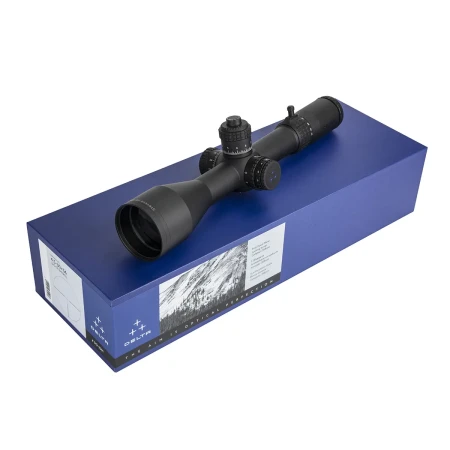 Luneta Delta Optical Stryker HD 4,5-30x56 FFP LRD-1T na niebieskim pudełku fabrycznym.