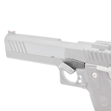 Zatrzask zamka z półką na kciuk do pistoletów 2011 i 1911 Eemann Tech zamontowany na broni.