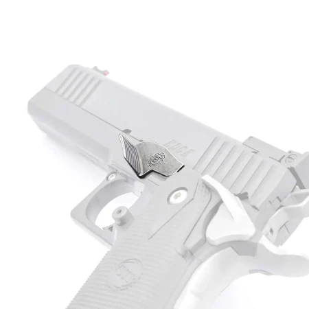Pistolet 2011 z zamontowaną dźwignią zaczepu zamka z półką na kciuk od Eemann Tech. Kolor srebrny.