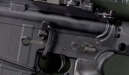 Magpul BAD Lever - dźwignia zwalniacza zamka zamontowana na karabinku AR-15.