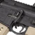 Dźwignia zwalniacza zamka Magpul BAD Lever zamontowana na karabinku AR15.