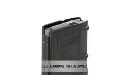 Czarny magazynek Magpul PMAG 30 AR/M4 GEN M3 Window od strony tylnej krawędzi.