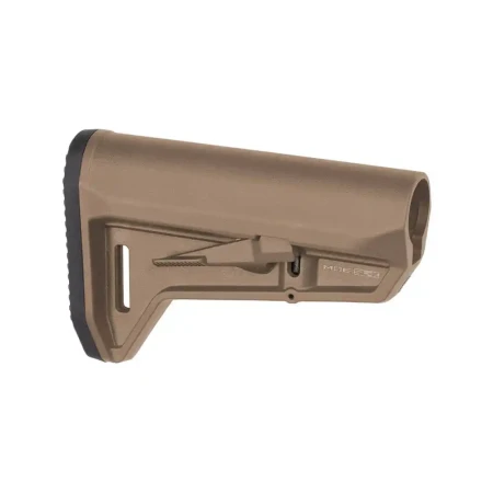 Kolba karabinkowa Magpul MOE SL-K w kolorze FDE na białym tle.