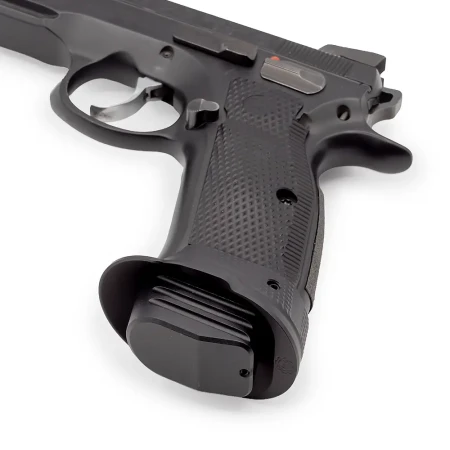 Lejek CZ SP-01 Shadow zamontowany na pistolecie. Widok od spodu.