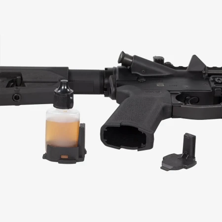 Przedział transportowy wewnątrz chwytu pistoletowego Magpul MOE-K2 w kolorze czarnym.