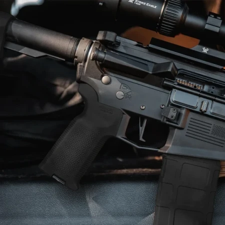 Czarny chwyt pistoletowy Magpul MOE-K2 na karabinku AR-15.