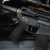 Czarny chwyt pistoletowy Magpul MOE-K2 na karabinku AR-15.
