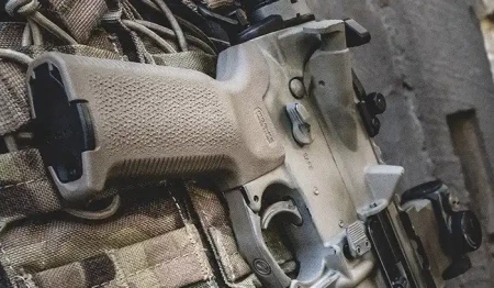 Magpul MOE-K2 FDE na AR-15.