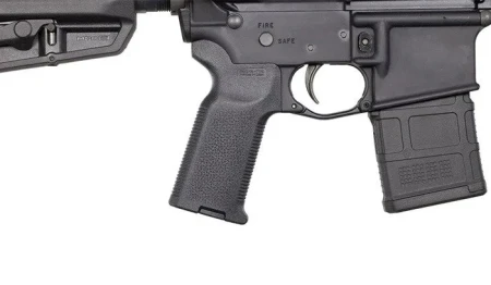 Zbliżenie na ergonomiczny, czarny chwyt pistoletowy Magpul MOE-K2 zamontowany na karabinku AR-15.