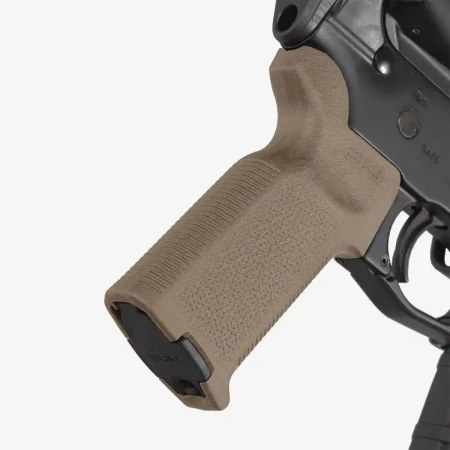 Chwyt pistoletowy Magpul MOE-K2 w kolorze FDE zamontowany na karabinku. Zbliżenie na tylną krawędź i prawą stronę.