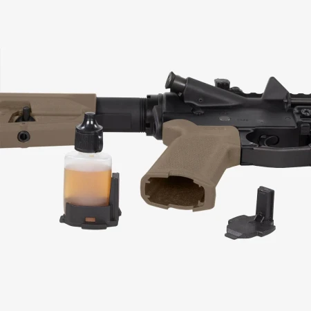 Przedział transportowy wewnątrz chwytu pistoletowego Magpul MOE-K2 w kolorze FDE.