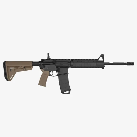 Magpul MOE-K2 w kolorze FDE  zamontowany na karabinku AR-15.