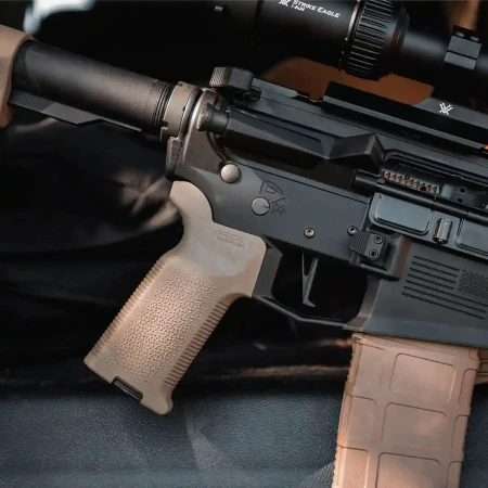 Chwyt pistoletowy Magpul MOE-K2 Grip w kolorze FDE zamontowany na karabinku AR15.