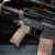 Chwyt pistoletowy Magpul MOE-K2 Grip w kolorze FDE zamontowany na karabinku AR15.