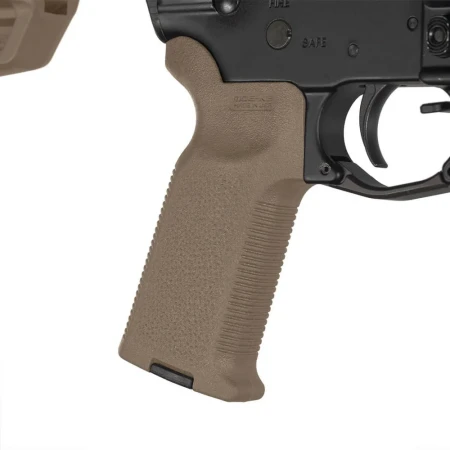 Zbliżenie na chwyt pistoletowy Magpul MOE-K2 w kolorze FDE zamontowany na karabinku AR-15.