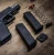 Dwa magazynki Magpul Pmag 17 GL9 leżą obok pistoletu Glock 17. Jeden z nich jest rozłożony.