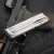 Załadowany magazynek Magpul AMAG 17 SG9 leży na pistolecie SIG.