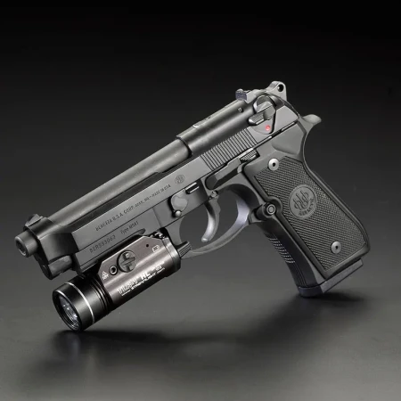 Streamlight TLR-1 HL - latarka taktyczna zamontowana na pistolecie Beretta 92F.