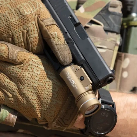 Latarka taktyczna Streamlight TLR-1 HL w kolorze FDE zamontowana na pistolecie Glock.