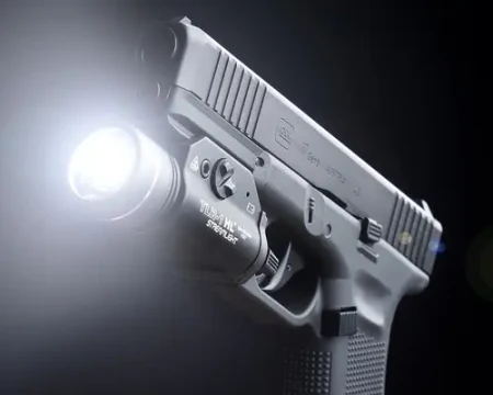 Latarka pistoletowa Streamlight TLR-1 HL zamontowana na pistolecie Glock.