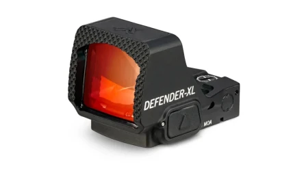 Kolimator pistoletowy Vortex Defender XL 2 MOA na białym tle - przód i lewa strona z przyciskiem do regulacji jasności znaku celowniczego.
