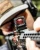 Kolimator Vortex Defender XL 2 MOA na karabinku trzymanym przez strzelca.