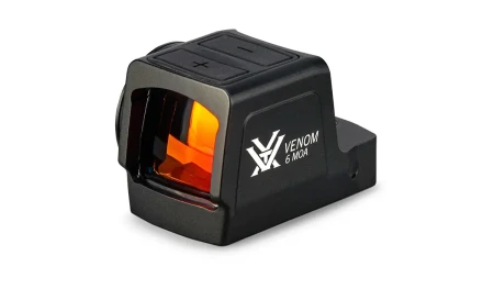 Kolimator zamknięty Vortex Venom Enclosed 6 MOA na białym tle - przód i lewa strona.