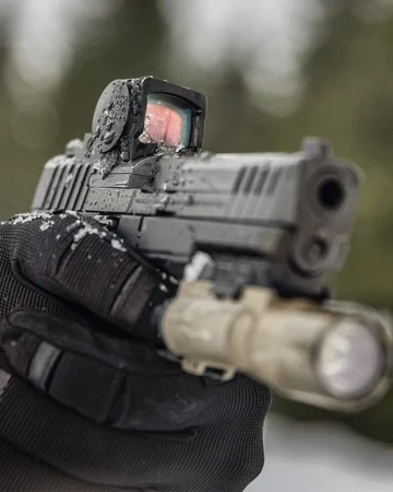Kolimator zamknięty Vortex Venom Enclosed 3MOA na pistolecie podczas deszczu.