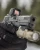 Kolimator zamknięty Vortex Venom Enclosed 3MOA na pistolecie podczas deszczu.