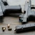 Magazynek pistoletowy 33 nabojowy Leapers UTG na stole obok amunicji i pistoletów Glock.