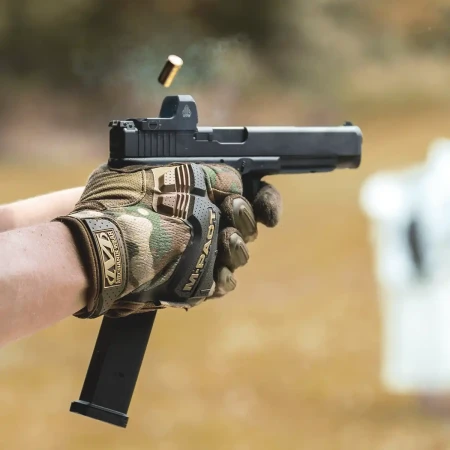 Magazynek 33 nabojowy Leapers UTG załadowany w pistolecie Glock.