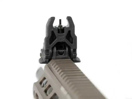 Magpul MBUS Front Sight – muszka składana zamontowana na szynie łoża karabinka AR15.