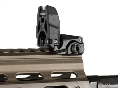 Magpul MBUS Front Sight – muszka składana zamontowana na szynie łoża karabinka AR15.