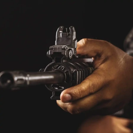 Magpul MBUS Front Sight – muszka składana zamontowana na szynie łoża karabinka AR15.