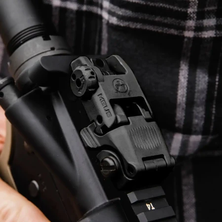 Zbliżenie na składany przeziernik Magpul MBUS Rear Sight zamontowany na karabinku AR15.