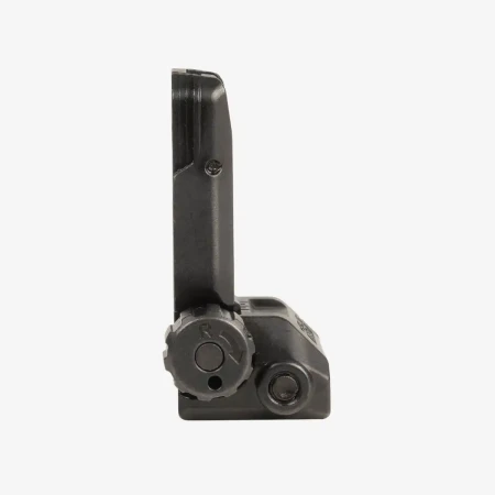 Magpul MBUS Pro Rear Sight – stalowy składany przeziernik celowniczy AR15 w pozycji rozłożonej na białym tle z boku.